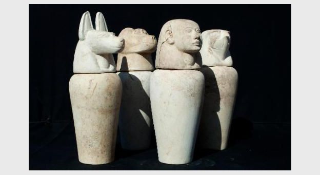 Des vases canope à l'effigie des qautre fis du dieu Horus