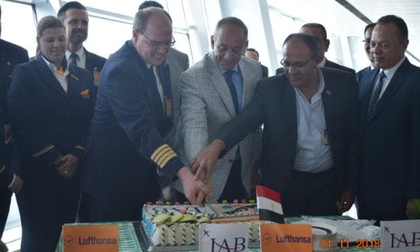 Abdullah otrzymuje pierwsze loty niemieckich linii lotniczych (Lufthansa) na międzynarodowym lotnisku w Hurghadzie 